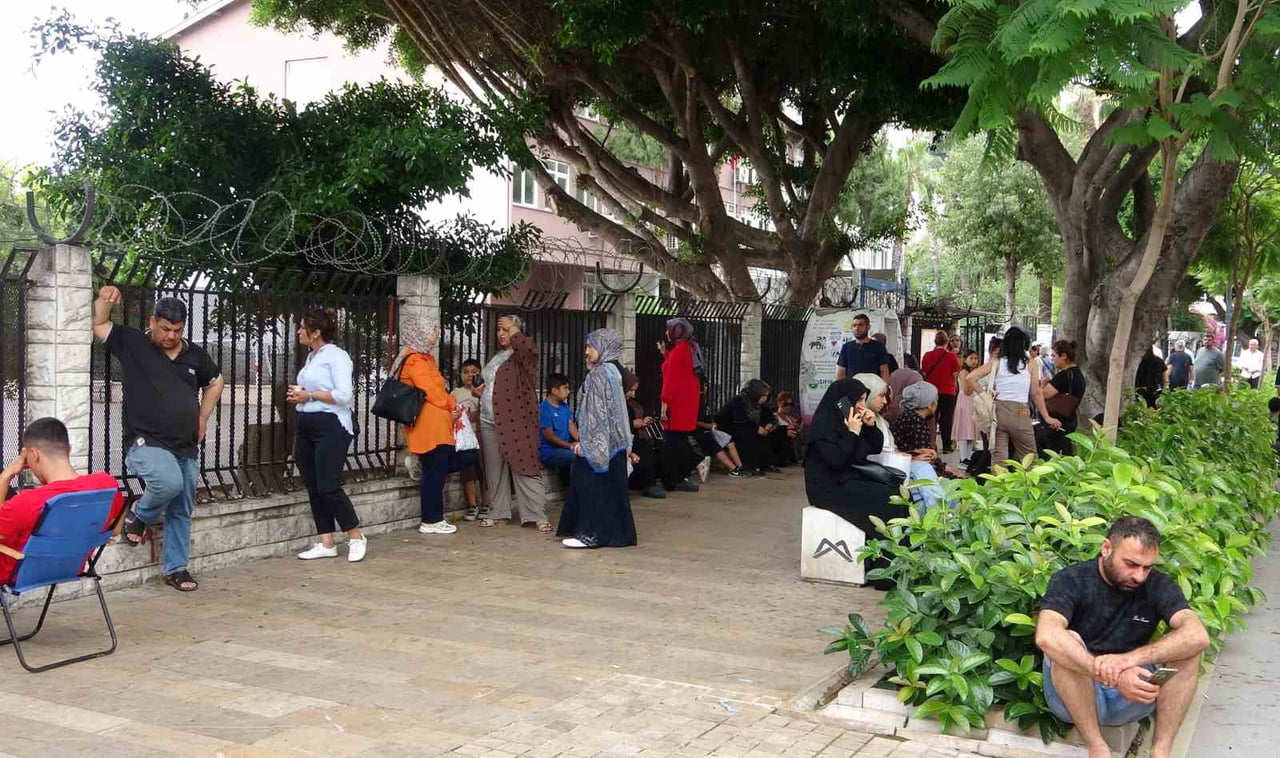 MERSİN'DE 25 BİN 965 ÖĞRENCİ 102 OKULDA TER DÖKERKEN, AİLELERİ DE DIŞARDA ONLAR İÇİN DUA...