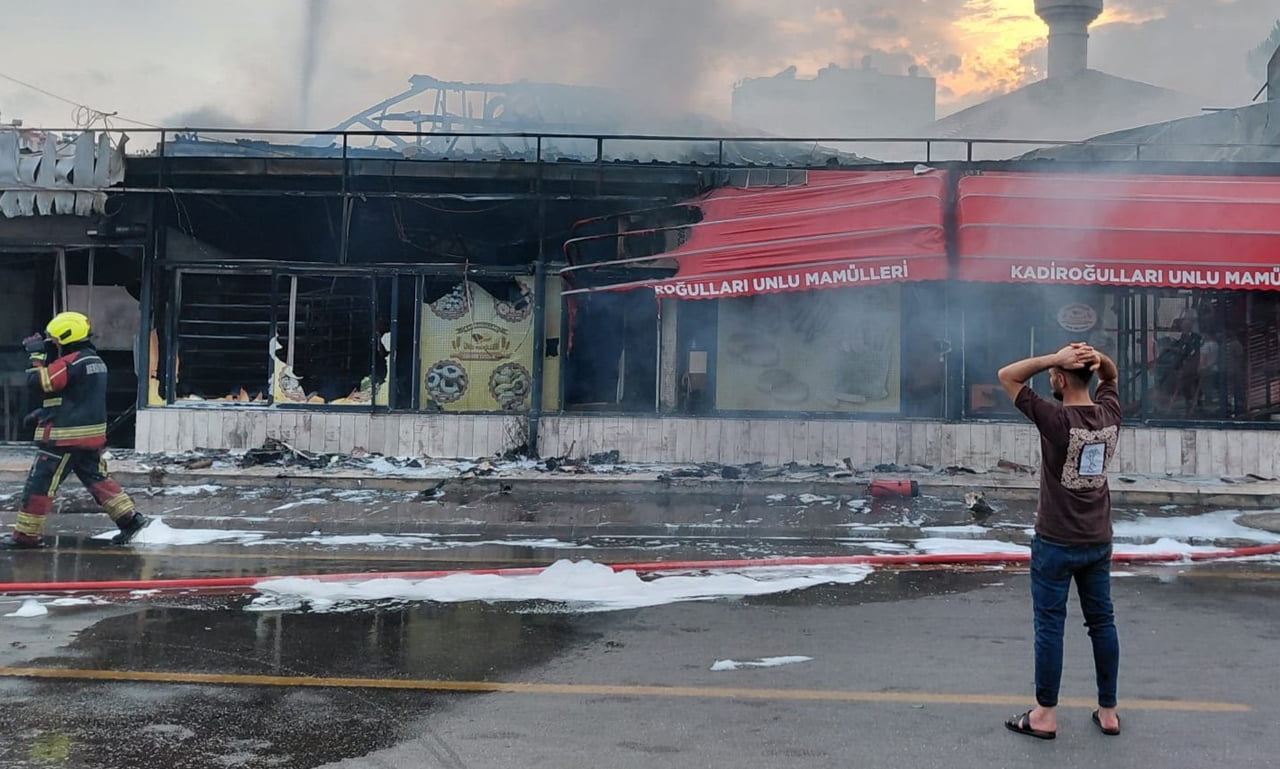 MERSİN'DE BİR EKMEK FIRININDA ÇIKAN YANGIN KORKU DOLU ANLARA NEDEN OLDU. YANGINDA CAN KAYBI VE...