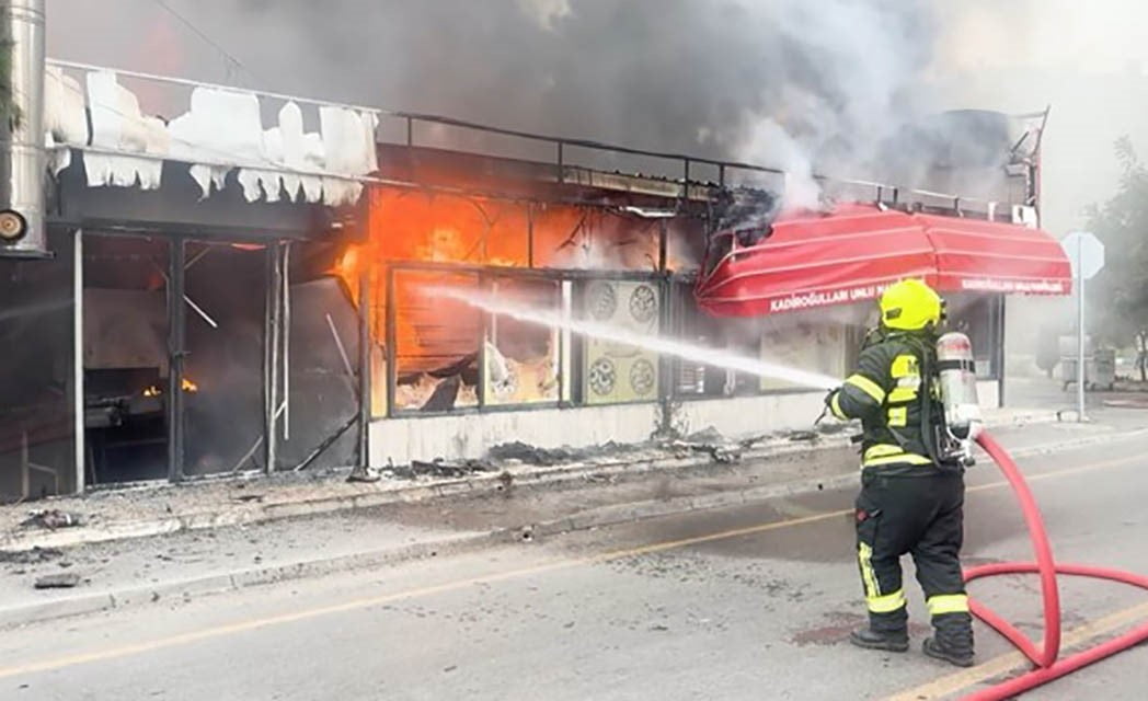 MERSİN'DE BİR EKMEK FIRININDA ÇIKAN YANGIN KORKU DOLU ANLARA NEDEN OLDU. YANGINDA CAN KAYBI VE...