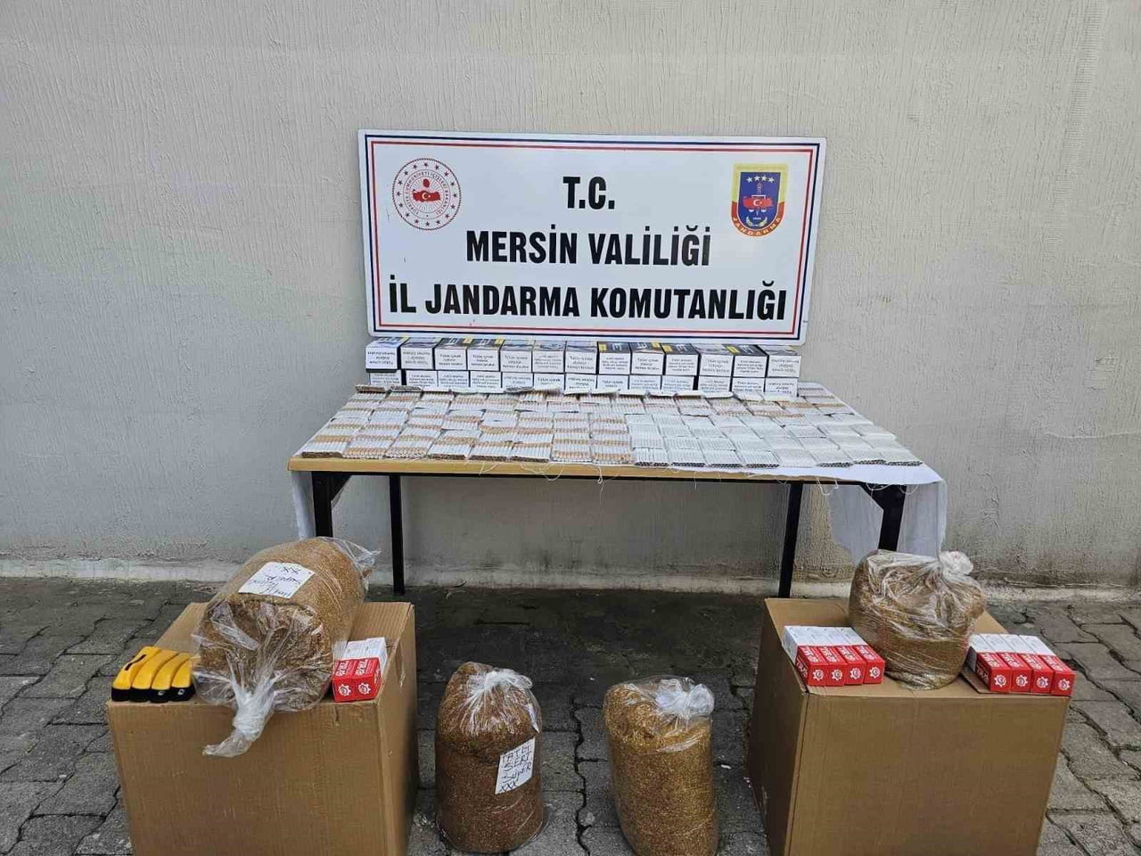 MERSİN'DE JANDARMA EKİPLERİNİN KAÇAK SİGARA TİCARETİNE YÖNELİK DÜZENLEDİĞİ OPERASYONDA 2 ŞÜPHELİ...