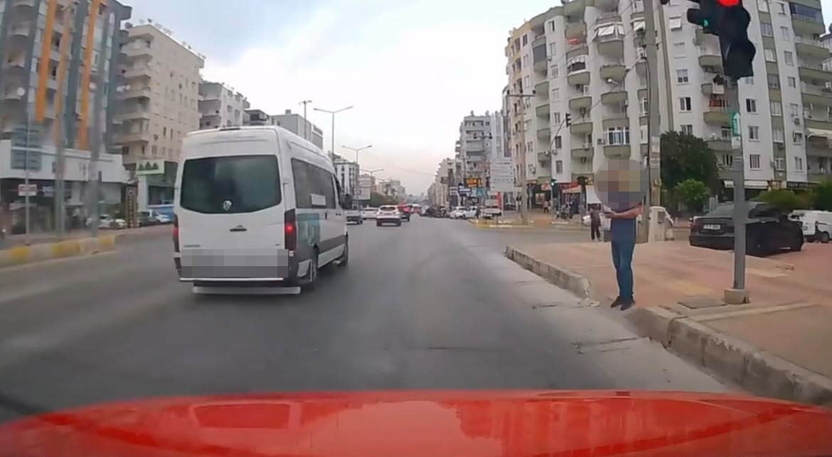 MERSİN'DE SOSYAL MEDYADA PAYLAŞILAN GÖRÜNTÜLER ÜZERİNE HAREKETE GEÇEN POLİS EKİPLERİ, KIRMIZI IŞIK...