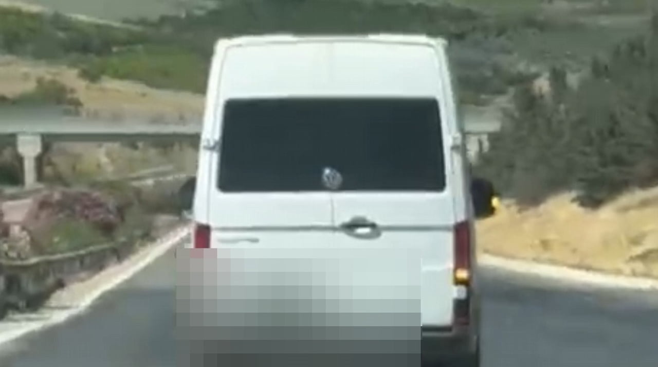 MERSİN'DE TRAFİĞİ TEHLİKEYE DÜŞÜRECEK ŞEKİLDE ŞERİT DEĞİŞTİREREK SEYREDEN MİNİBÜS SÜRÜCÜSÜ SANAL...