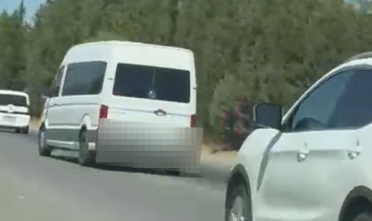 MERSİN'DE TRAFİĞİ TEHLİKEYE DÜŞÜRECEK ŞEKİLDE ŞERİT DEĞİŞTİREREK SEYREDEN MİNİBÜS SÜRÜCÜSÜ SANAL...