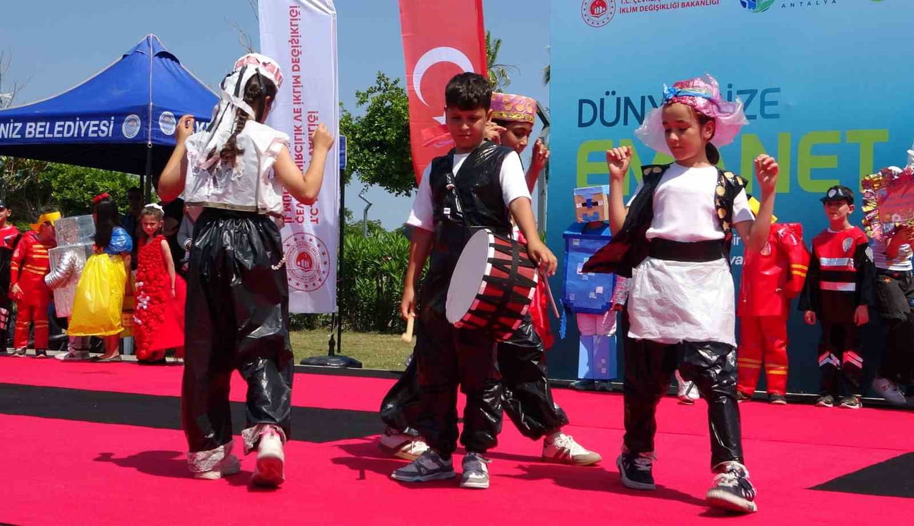 MERSİN'DE TÜRKİYE ÇEVRE HAFTASI KAPSAMINDA DÜZENLENEN ETKİNLİKLERDE, İLKOKUL ÖĞRENCİLERİNİN ATIK...