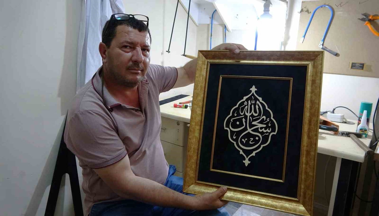 MERSİN'DE YAŞAYAN RAMAZAN ÖZKAN, KIZINA VERİLEN OKUL ÖDEVİNİ HAZIRLARKEN TANIŞTIĞI NAHT SANATINDA...