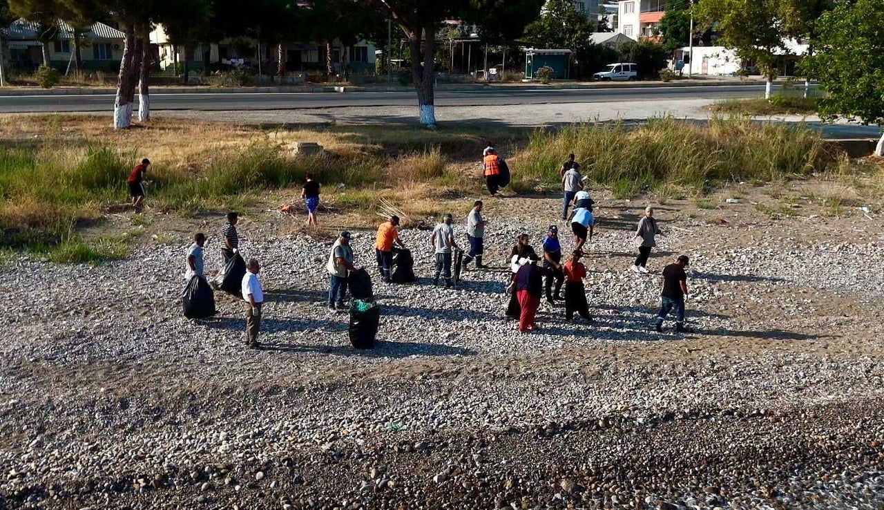 MERSİN'İN BOZYAZI İLÇESİNDE DUYARLI GENÇLER, 'TEMİZ ÇEVRE, TEMİZ İNSAN' SLOGANIYLA SAHİLDE...