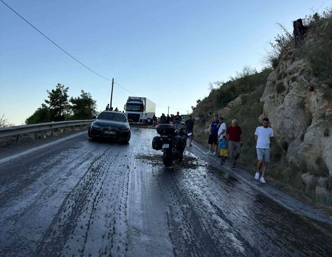 MERSİN'İN BOZYAZI İLE AYDINCIK İLÇELERİNİ BİRBİRİNE BAĞLAYAN KARA YOLUNDA YOLA DÖKÜLEN MAZOT...