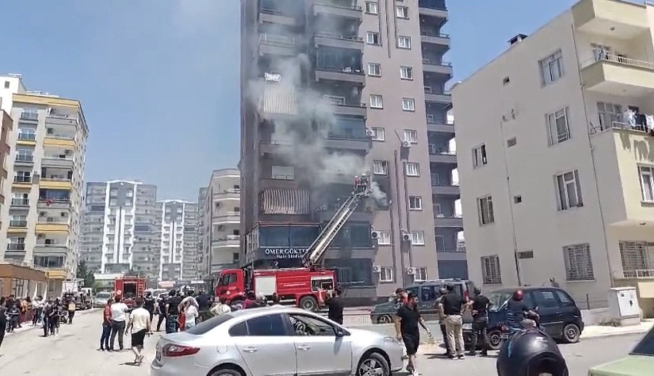 MERSİN'İN ERDEMLİ İLÇESİNDE 10 KATLI BİR APARTMANDA ÇIKAN YANGIN PANİĞE NEDEN OLDU. DUMANDAN...