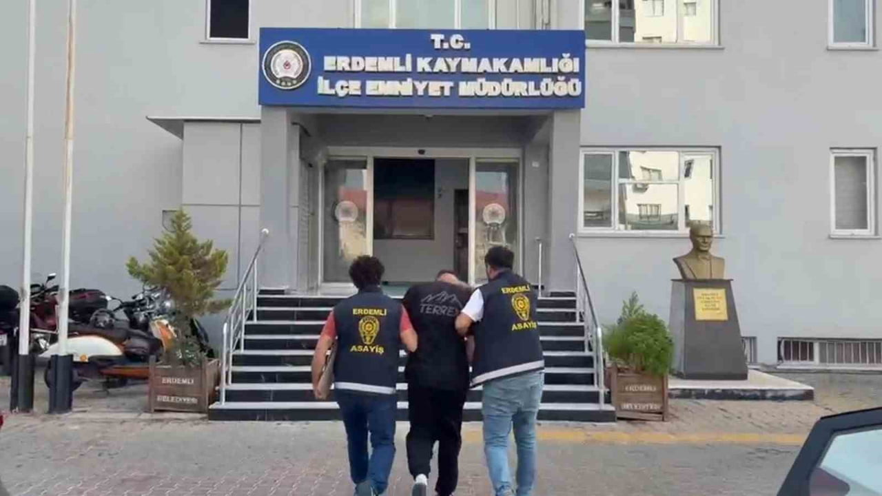 MERSİN'İN ERDEMLİ İLÇESİNDE BİR ŞAHISTAN ALTIN ZİNCİR VE 3 BİN 500 TL GASP EDEN 5 ŞÜPHELİ POLİSİN...