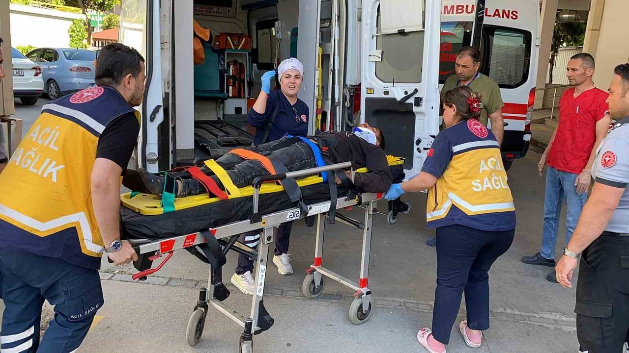 MERSİN'İN ERDEMLİ İLÇESİNDE HAFİF TİCARİ ARAÇLA İLE OTOMOBİLİN ÇARPIŞMASI SONUCU 4'Ü AĞIR 6 KİŞİ...
