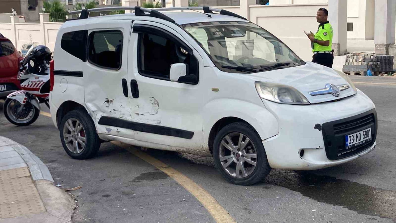 MERSİN'İN ERDEMLİ İLÇESİNDE İKİ ARACIN KARIŞTIĞI KAZADA 2 KİŞİ YARALANDI.