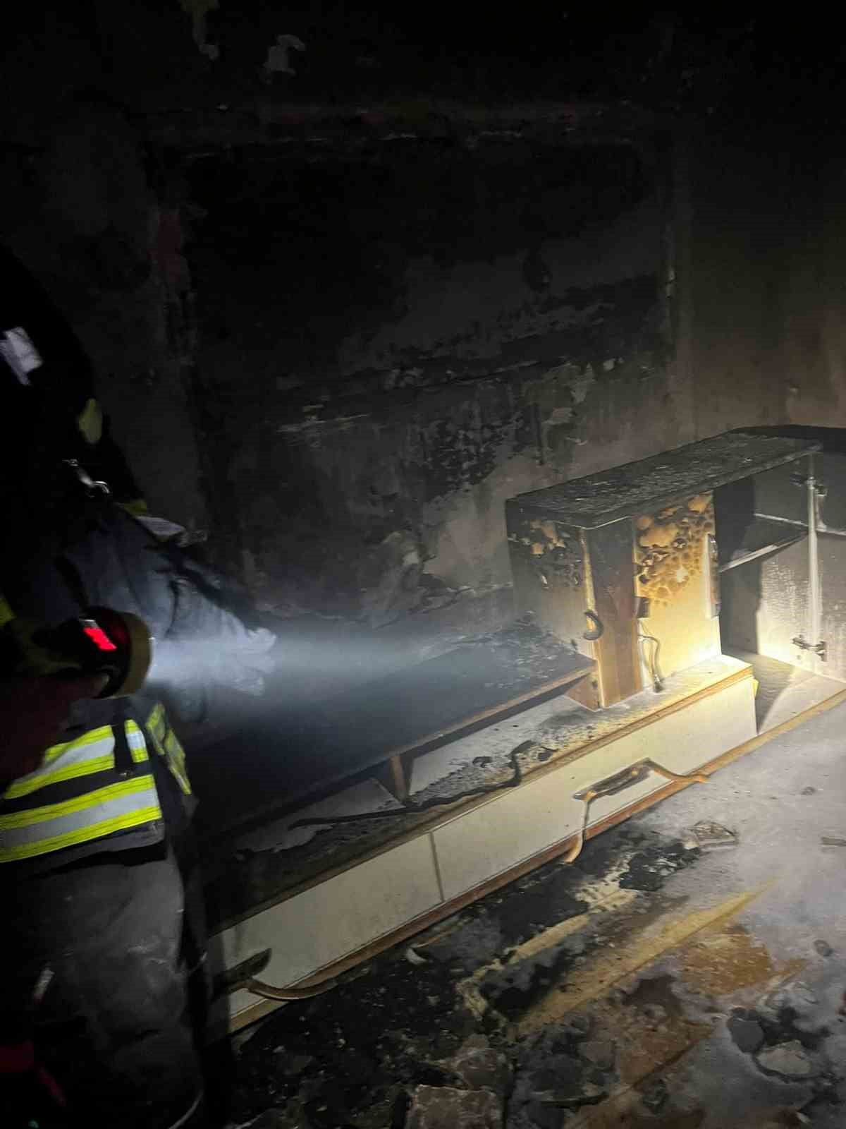 MERSİN'İN MUT İLÇESİNDE BİR EVDE ÇIKAN YANGIN MAHALLE SAKİNLERİNE KORKU DOLU ANLAR...