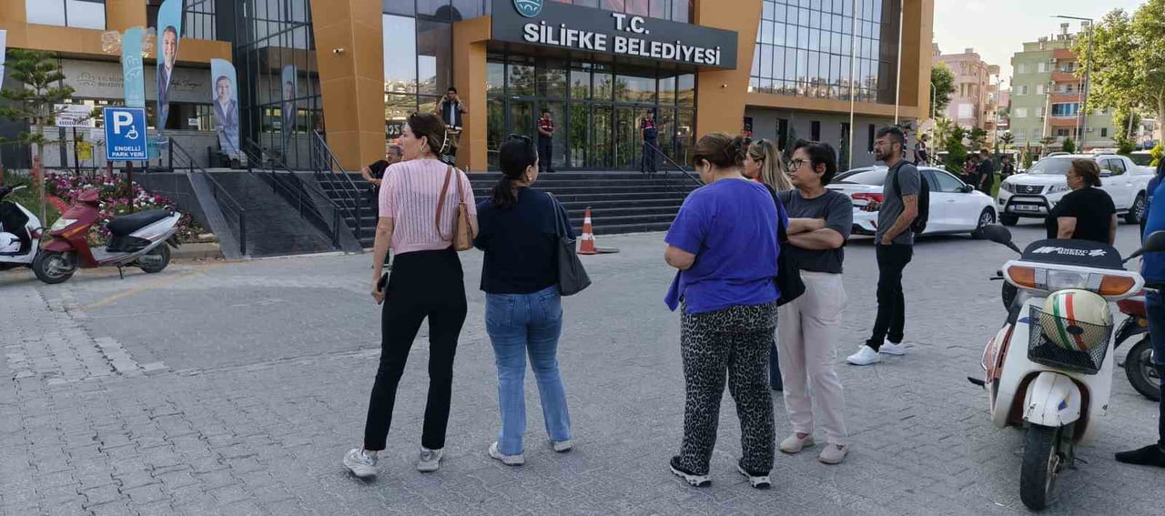 MERSİN'İN SİLİFKE İLÇE BELEDİYESİNE YÖNELİK DÜZENLENEN OPERASYONDA BAŞKAN MUSTAFA TURGUT DAHİL ÇOK...