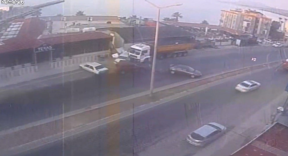 MERSİN'İN SİLİFKE İLÇESİNDE MEYDANA GELEN TRAFİK KAZASINDA KONTROLDEN ÇIKAN BİR KAMYON, PARK...