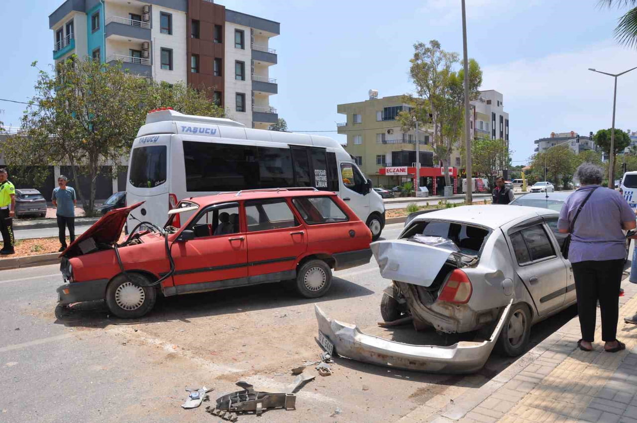 MERSİN'İN SİLİFKE İLÇESİNDE MEYDANA GELEN ZİNCİRLEME KAZADA 1 KİŞİ YARALANIRKEN, KAZAYA KARIŞAN 3...
