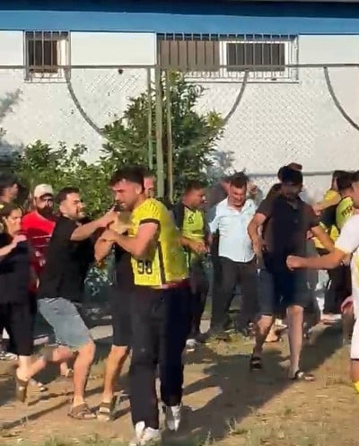 MERSİN'İN TARSUS İLÇESİNDE DÜZENLENEN KÖYLER ARASI FUTBOL TURNUVASINDA OYNANAN KARŞILAŞMANIN...