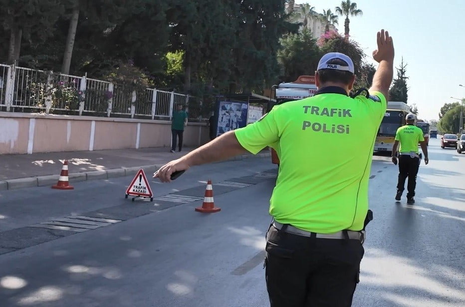 MERSİN'İN TARSUS İLÇESİNDE TRAFİK GÜVENLİĞİNİ TEHLİKEYE DÜŞÜREN ARAÇ SÜRÜCÜSÜ TESPİT EDİLEREK 141...