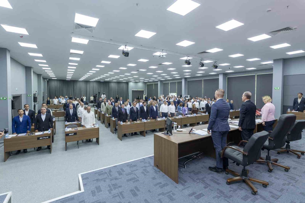 MERSİN BÜYÜKŞEHİR BELEDİYE BAŞKANI VAHAP SEÇER, HAZİRAN AYI MECLİS TOPLANTISI'NDA ÇEVREDEN SİNEKLE...
