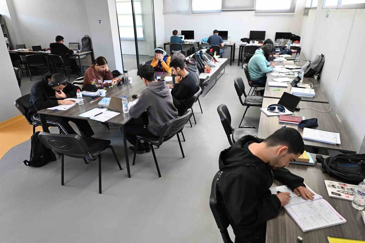 MERSİN BÜYÜKŞEHİR BELEDİYESİ, KENT GENELİNDE HİZMET VEREN 15 OKUMA SALONUYLA ÖĞRENCİLERE GÜVENLİ...