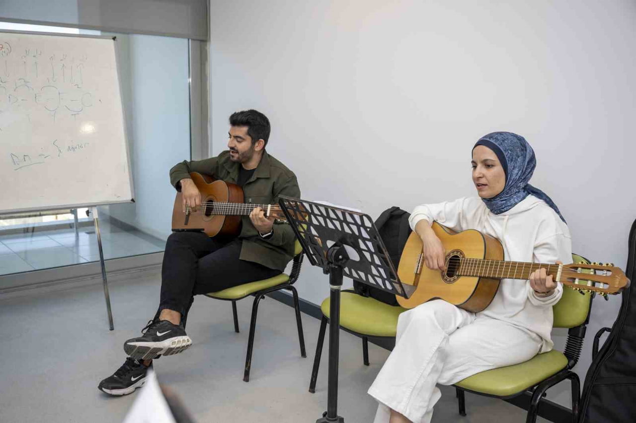 MERSİN BÜYÜKŞEHİR BELEDİYESİNİN ÜCRETSİZ ENSTRÜMAN KURSLARINA KATILAN VATANDAŞLAR, BAĞLAMA, GİTAR...
