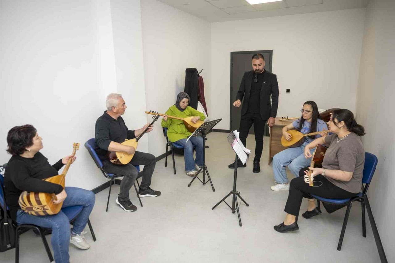 MERSİN BÜYÜKŞEHİR BELEDİYESİNİN ÜCRETSİZ ENSTRÜMAN KURSLARINA KATILAN VATANDAŞLAR, BAĞLAMA, GİTAR...