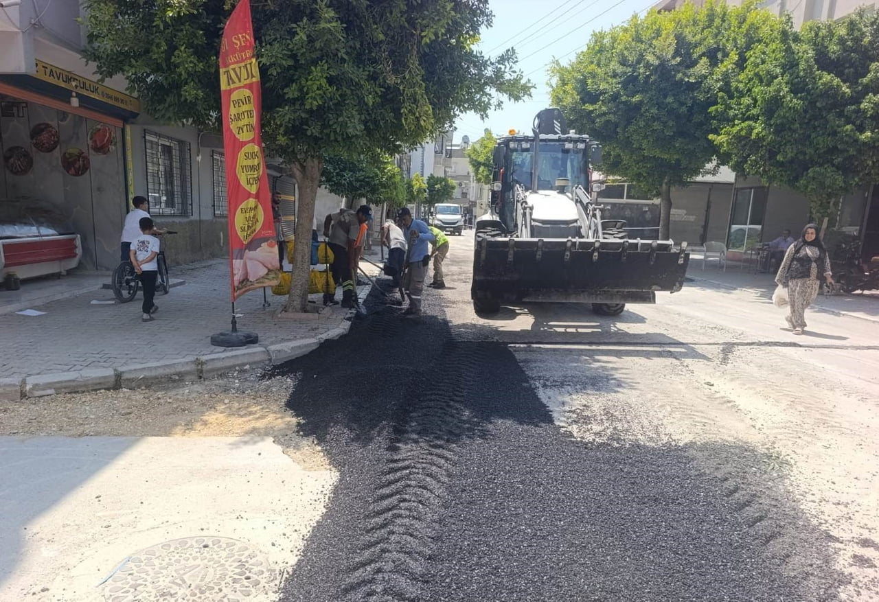 MERSİN’İN AKDENİZ İLÇESİNDE, ALTYAPI ÇALIŞMALARI NEDENİYLE ZARAR GÖREN YOL VE KALDIRIMLARDA BAKIM...