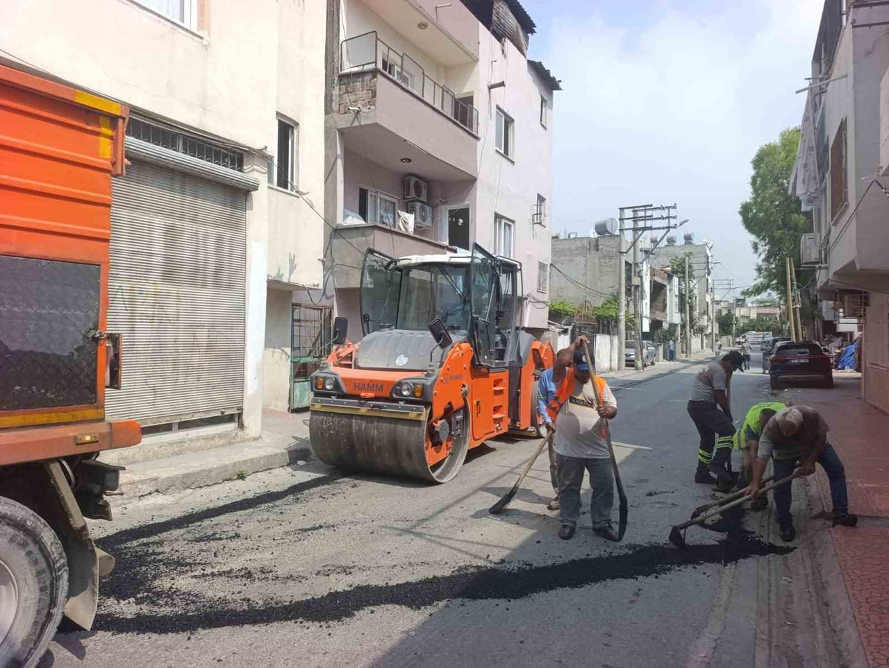 MERSİN’İN AKDENİZ İLÇESİNDE, ALTYAPI ÇALIŞMALARI NEDENİYLE ZARAR GÖREN YOL VE KALDIRIMLARDA BAKIM...