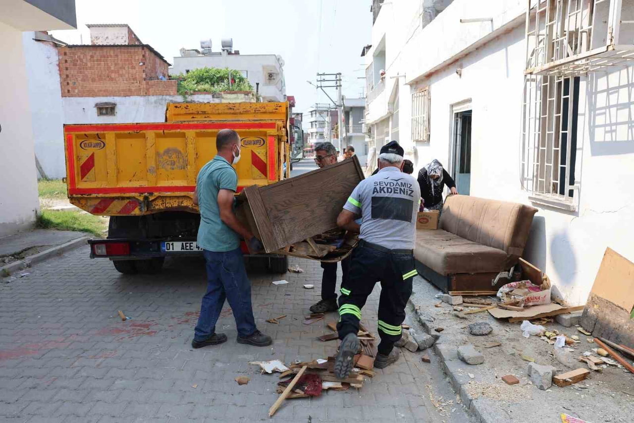 MERSİN’İN AKDENİZ İLÇESİNDE BELEDİYE EKİPLERİ, EVİNDE TEK BAŞINA YAŞAYAN ENGELLİ BİR VATANDAŞIN...