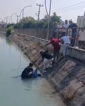 MERSİN’İN TARSUS İLÇESİNDE SULAMA KANALINA DÜŞEREK BOĞULMA TEHLİKESİ GEÇİREN BİR KİŞİ...
