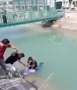 MERSİN’İN TARSUS İLÇESİNDE SULAMA KANALINA DÜŞEREK BOĞULMA TEHLİKESİ GEÇİREN BİR KİŞİ...