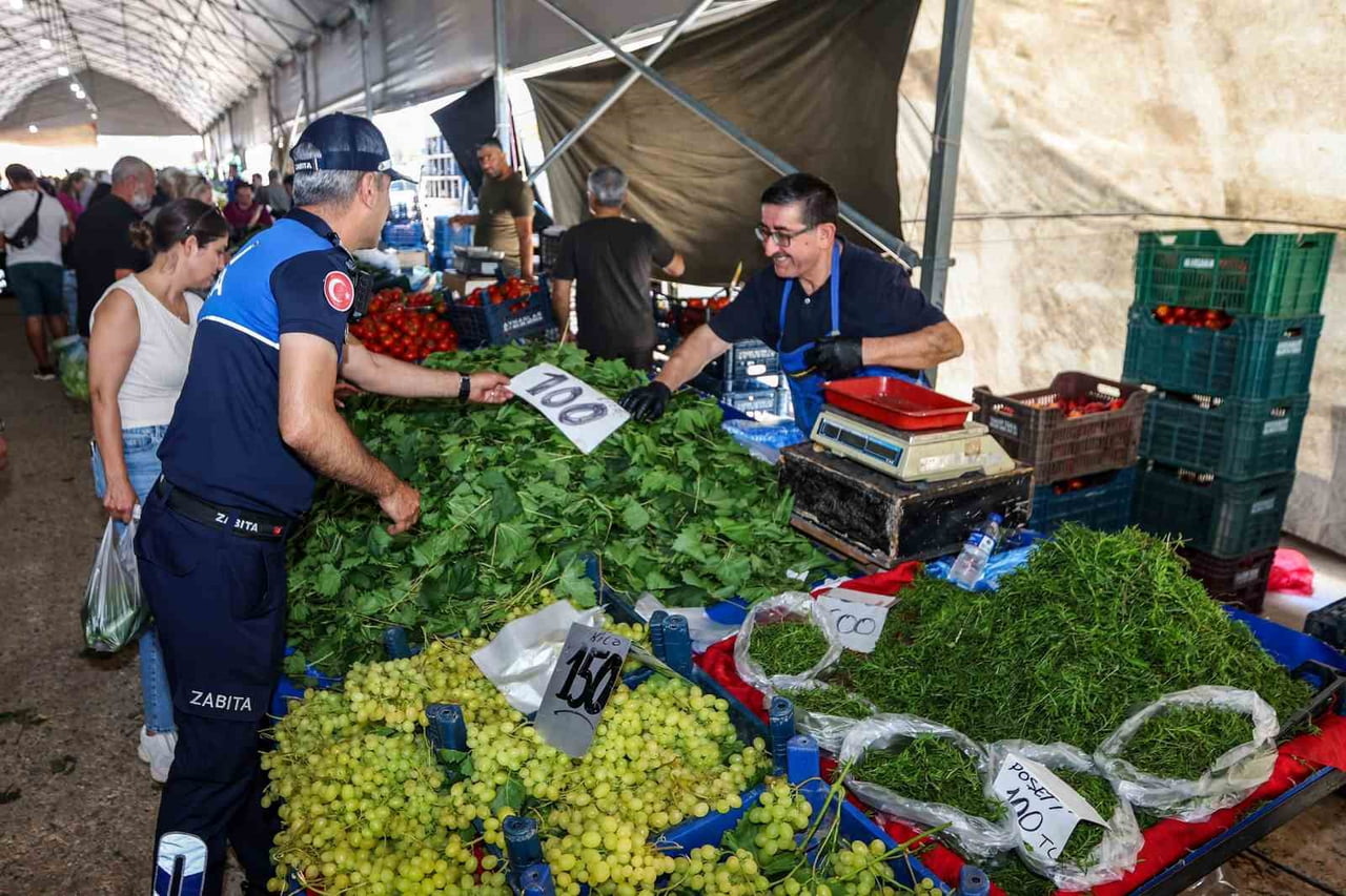 MERSİN MEZİTLİ’DE SEMT PAZARLARINDA DENETİM GERÇEKLEŞTİREN ZABITA EKİPLERİ, PAZARCI ESNAFININ...