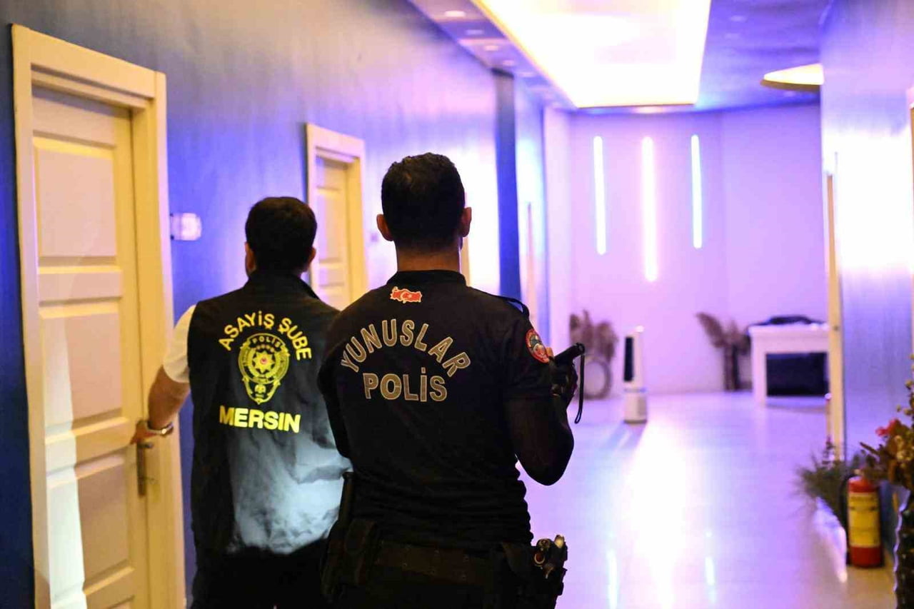 MERSİN POLİSİNİN KENT GENELİNDE HAMAM, SAUNA VE MASAJ SALONLARINA YÖNELİK YAPTIĞI DENETİMDE BİRİ...