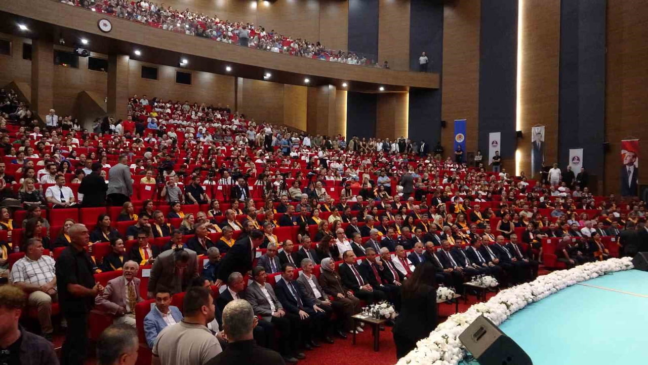 MERSİN ÜNİVERSİTESİ KONFERANS SALONUNDA GERÇEKLEŞTİRİLEN PROGRAMA MERSİN VALİSİ ATİLLA TOROS...