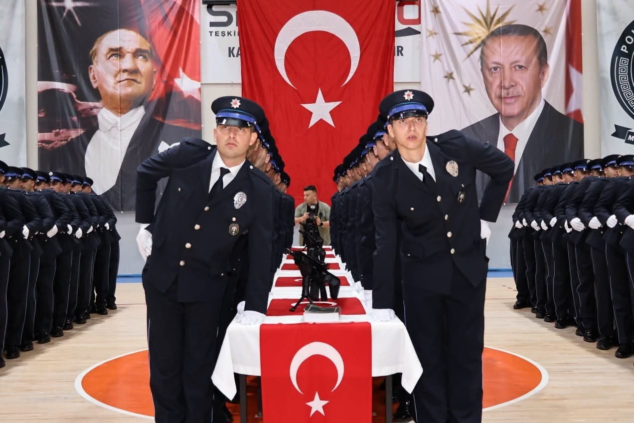MERZİFON SPOR SALONU'NDA GERÇEKLEŞTİRİLEN 32. DÖNEM MEZUNİYET TÖRENİNDE DÖNEM BİRİNCİSİ TARAFINDAN...