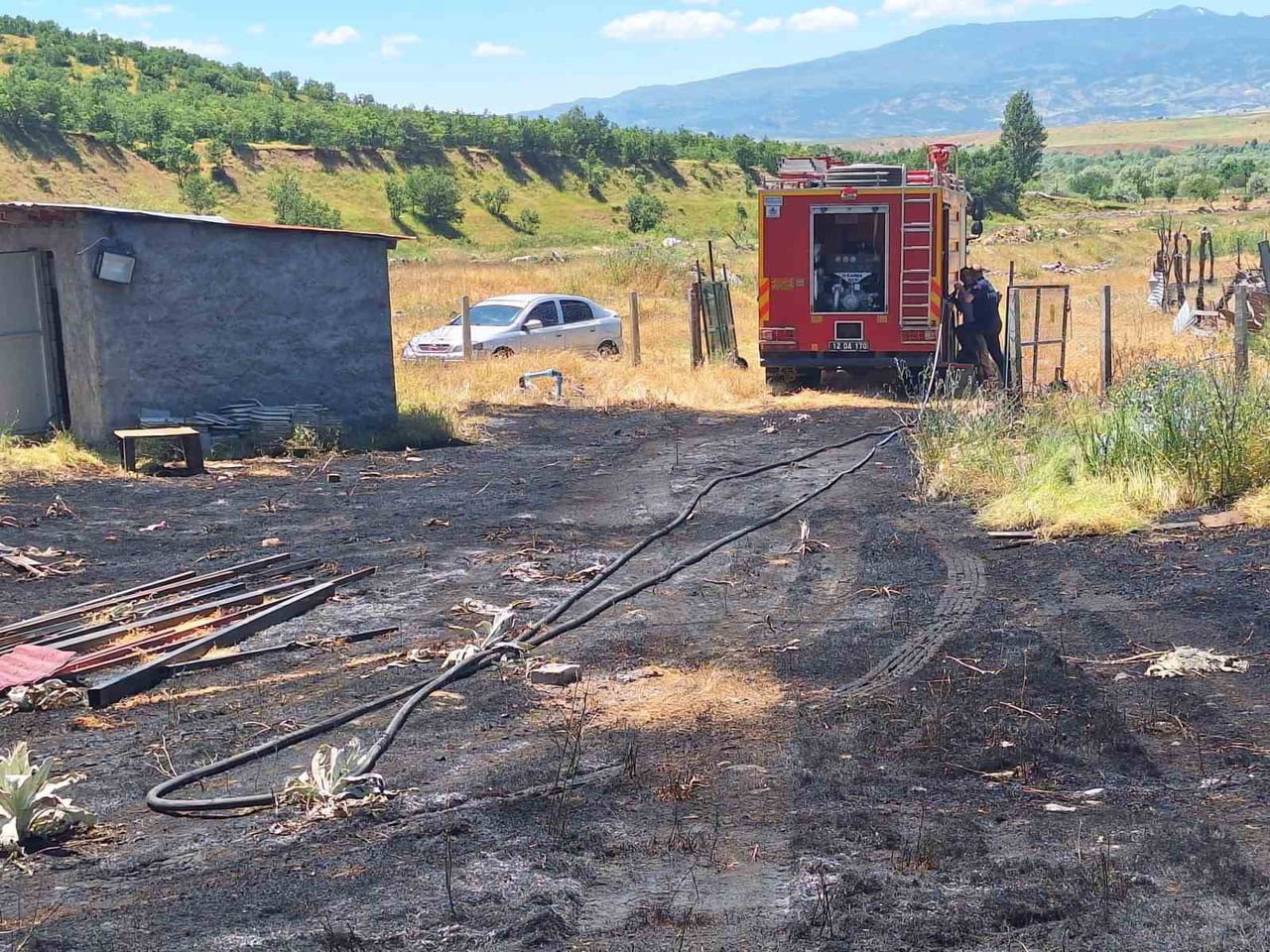 MEŞEDALI KÖYÜNDE TARLADA ÇIKAN YANGIN, İTFAİYE EKİPLERİNİN MÜDAHALESİYLE KONTROL ALTINA ALINARAK...