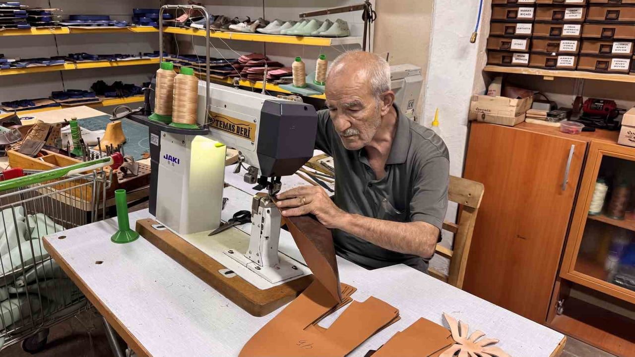 MESLEĞE 60 YILINI VEREN BİR DİĞER USTA MAHMUT ŞAHAN, GENÇLERİN EL İŞÇİLİĞİNDEN KAÇINMASINDAN...