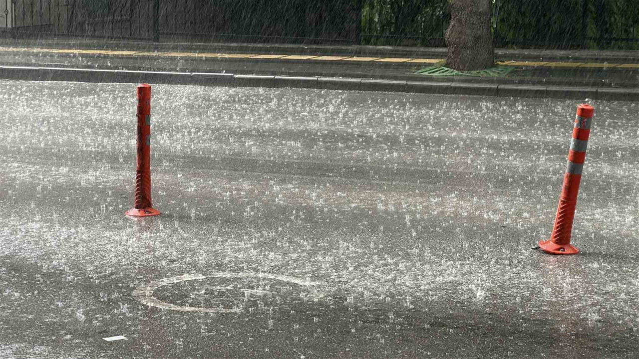 METEOROLOJİ GENEL MÜDÜRLÜĞÜ'NÜN UYARIDA BULUNDUĞU BURDUR'DA SAĞANAK YAĞIŞ ETKİLİ OLURKEN...