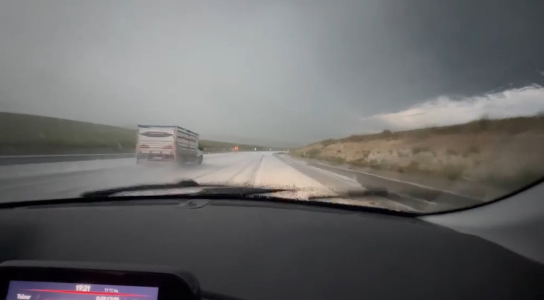 METEOROLOJİ UYARMIŞTI: KARS’TA DOLU YAĞIŞI YOLLARI BEYAZA BÜRÜDÜ