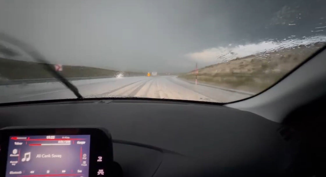 METEOROLOJİ UYARMIŞTI: KARS’TA DOLU YAĞIŞI YOLLARI BEYAZA BÜRÜDÜ