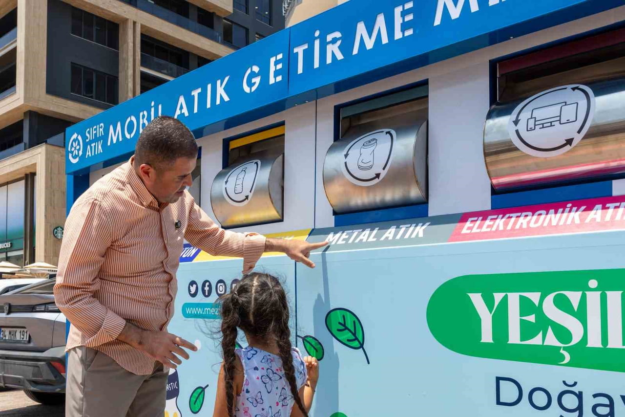 MEZİTLİ'DE GERİ DÖNÜŞÜMÜ YAYGINLAŞTIRMAK AMACIYLA HAYATA GEÇİRİLEN MOBİL ATIK GETİRME MERKEZLERİ...
