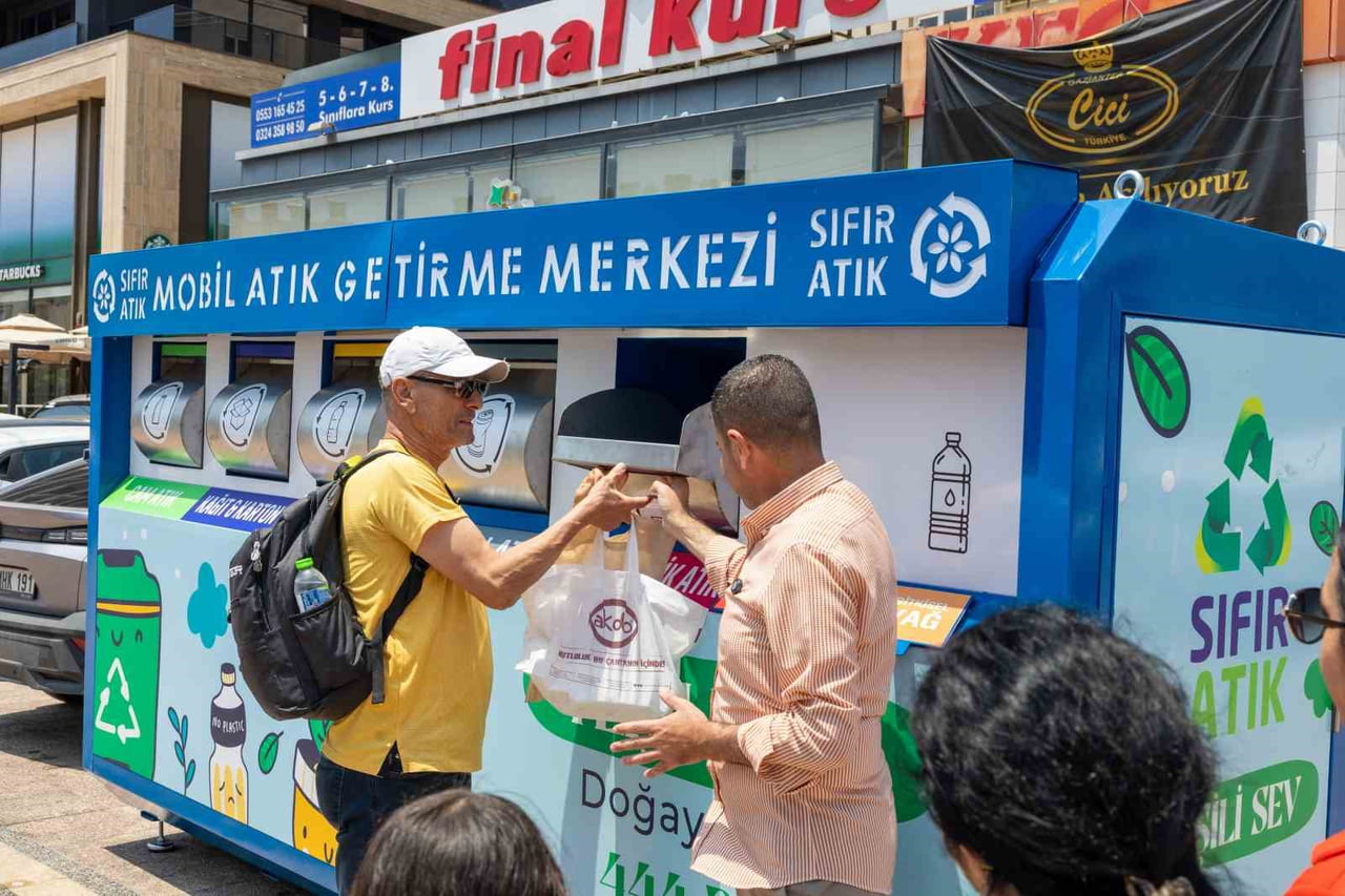MEZİTLİ'DE GERİ DÖNÜŞÜMÜ YAYGINLAŞTIRMAK AMACIYLA HAYATA GEÇİRİLEN MOBİL ATIK GETİRME MERKEZLERİ...