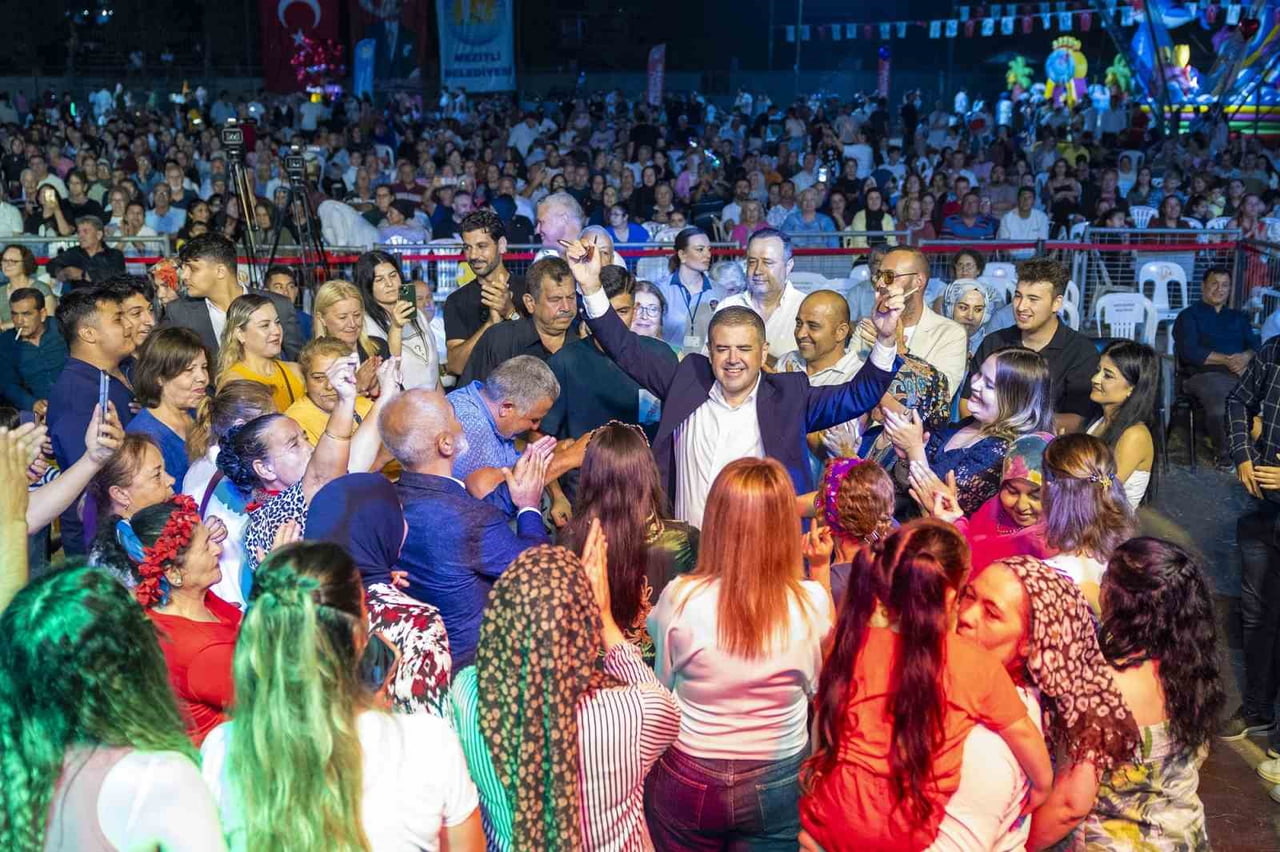 MEZİTLİ’DE BU YIL 7’NCİSİ DÜZENLENEN ‘ÖRTÜALTI ÜZÜM FESTİVALİ’, ÜRETİCİLERİN EMEĞİNİ VE ÜZÜMÜN...