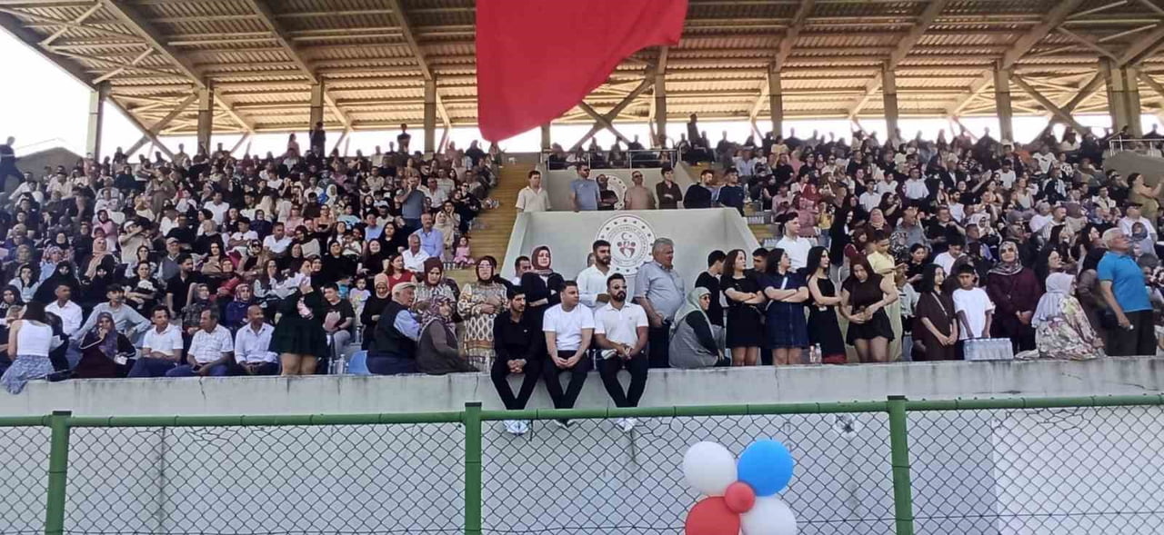 MEZUNİYET TÖRENİNDE BİNLECE KİŞİ HAZIR BULUNDU