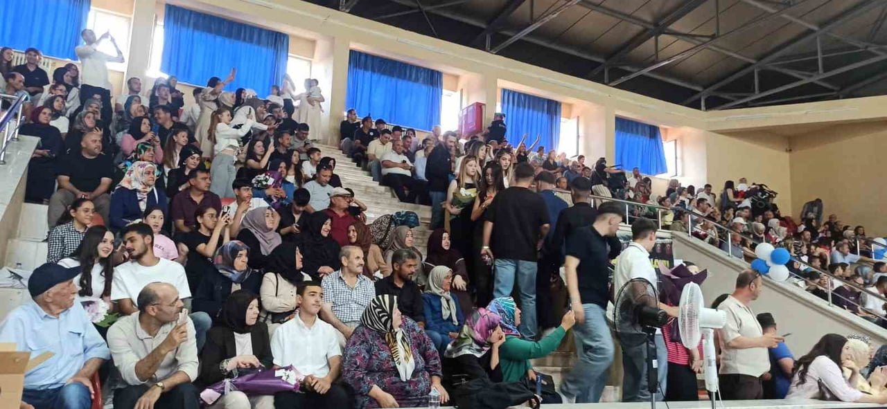 MEZUNİYET TÖRENİNE PROTOKOLÜN YANI SIRA YÜZLERCE DAVETLİ KATILDU