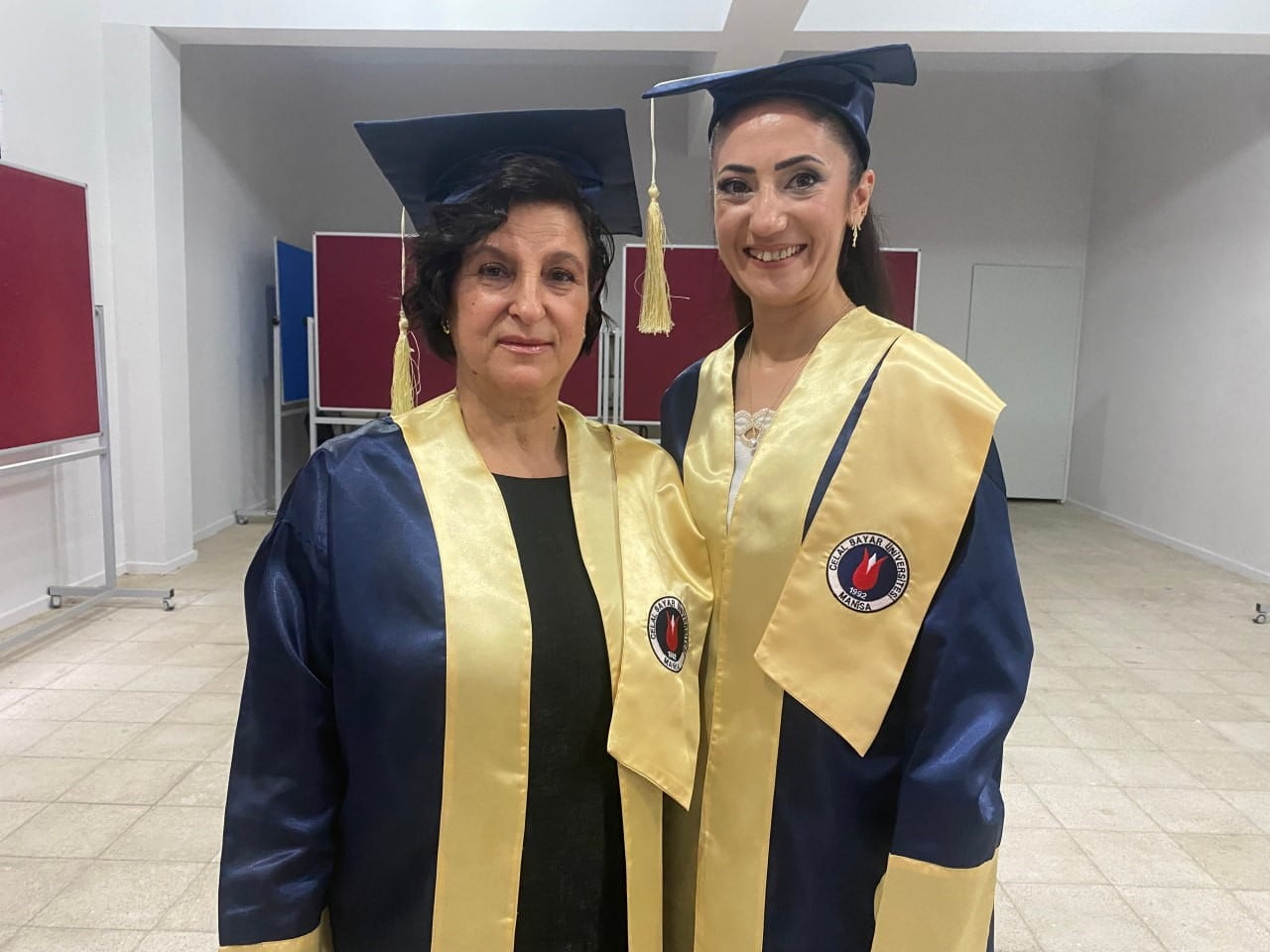 MEZUNLAR ARASINDA YER ALAN 56 YAŞINDAKİ BAĞCILIK PROGRAMI ÖĞRENCİSİ GÜLCAN YAVUZ (SOLDAKİ)...