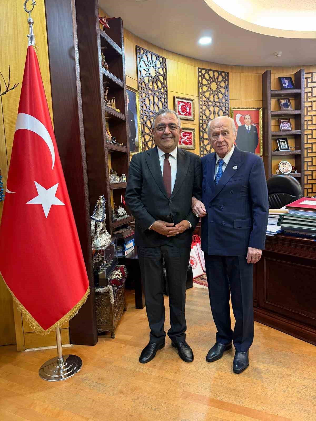 MHP LİDERİ DEVLET BAHÇELİ, DİYARBAKIR MİLLETVEKİLİ SEZGİN TANRIKULU İLE BİR ARAYA GELDİ.
