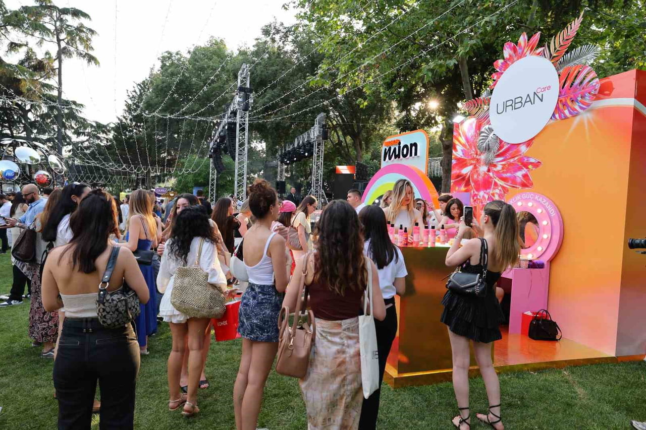 MİGROS’UN GELENEKSELLEŞEN "MİGROS SENİN İÇİN GÜZELLİK FESTİVALİ" BU YIL GLOW (PARILTI) TEMASIYLA...