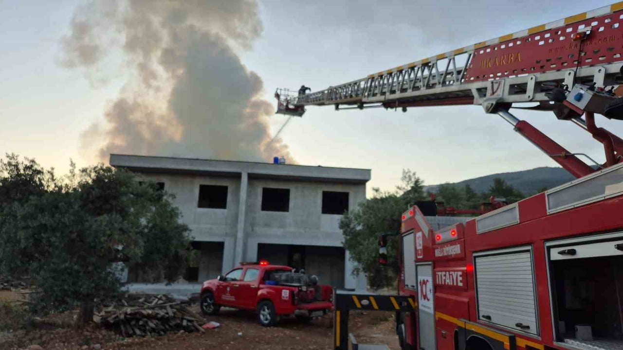 MİLAS’TAKİ ÇATI YANGINI SÖNDÜRÜLDÜ