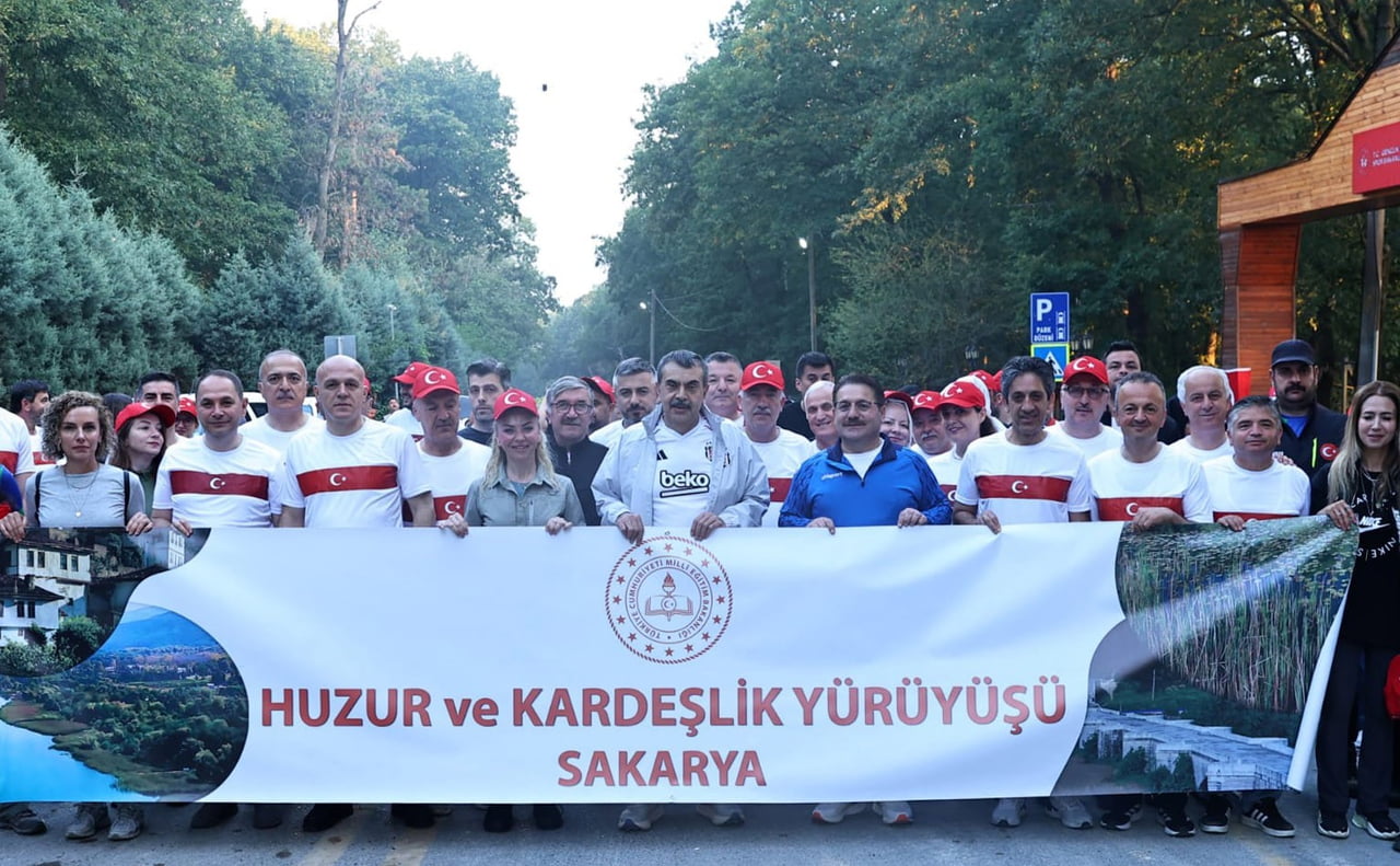 MİLLİ EĞİTİM BAKANI TEKİN, SAKARYA'DA ‘HUZUR VE KARDEŞLİK' YÜRÜYÜŞÜNE KATILDI