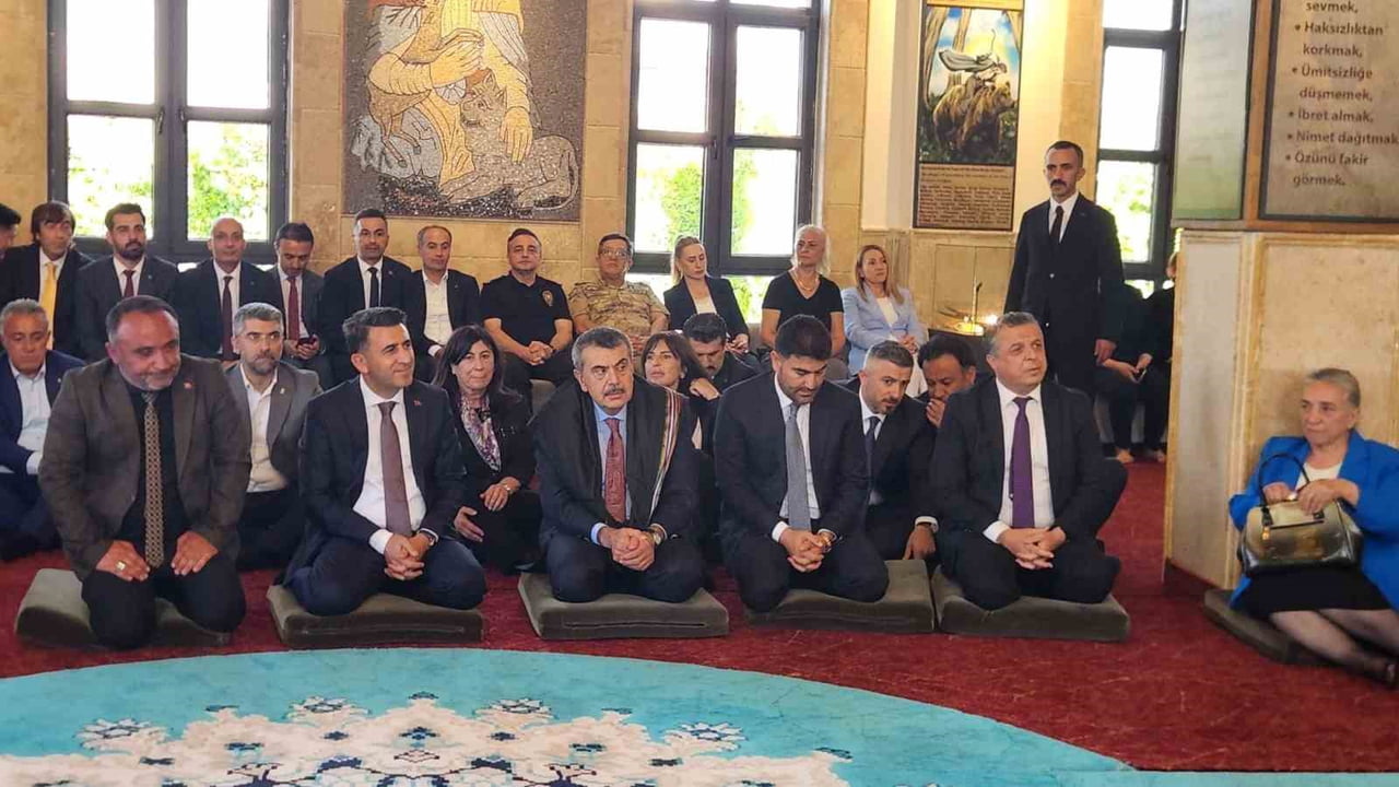 MİLLİ EĞİTİM BAKANI YUSUF TEKİN ALEVİ VE BEKTAŞİLİĞİN GENÇLERE VE ÇOCUKLARA DOĞRU ÖĞRETİLMESİ...